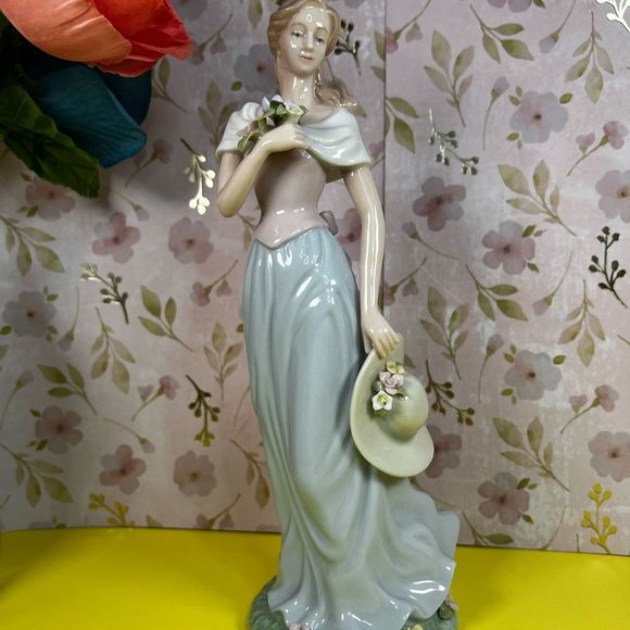 Avon Kathleen”A SPRING STROLL” Beauty Porcelain Figurine Moments & Memories 2002 - Picture 13 of 14